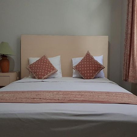 Oyo 3819 Hotel Winotosastro Джок'якарта Екстер'єр фото