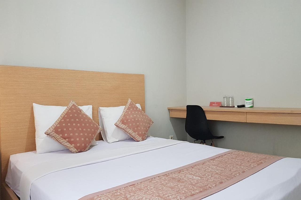 Oyo 3819 Hotel Winotosastro Джок'якарта Екстер'єр фото