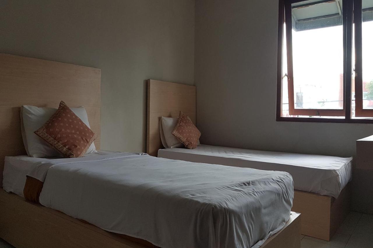Oyo 3819 Hotel Winotosastro Джок'якарта Екстер'єр фото