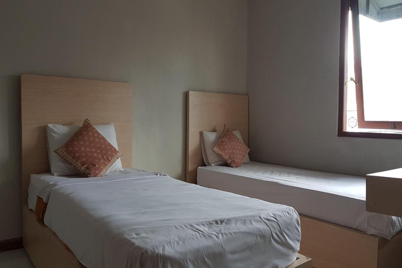 Oyo 3819 Hotel Winotosastro Джок'якарта Екстер'єр фото