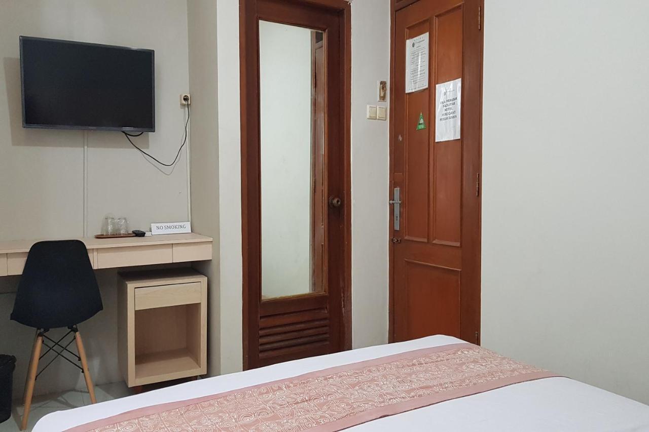 Oyo 3819 Hotel Winotosastro Джок'якарта Екстер'єр фото